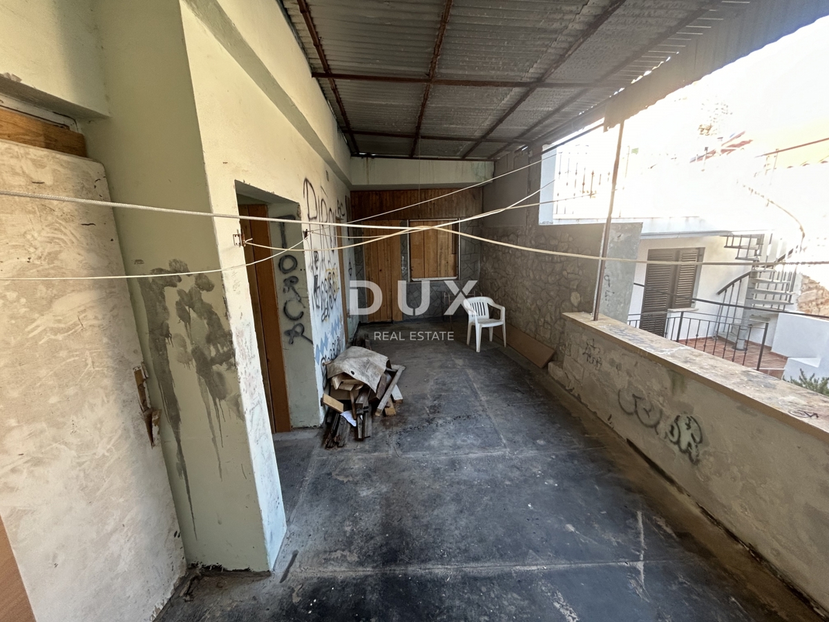 ŠIBENIK, PIROVAC – Appartamento da ristrutturare con grande potenziale