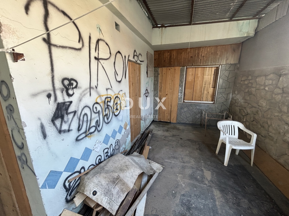 ŠIBENIK, PIROVAC – Appartamento da ristrutturare con grande potenziale