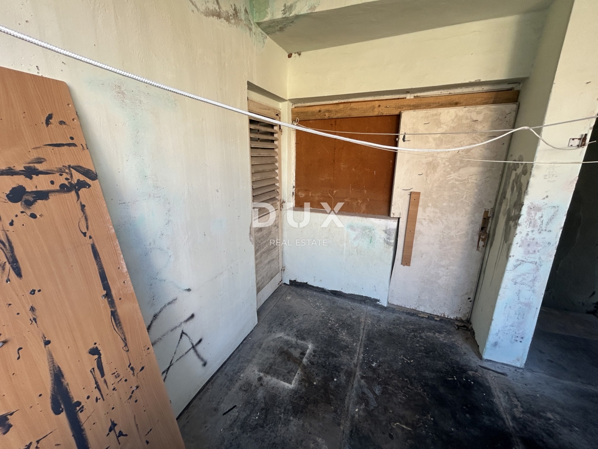 ŠIBENIK, PIROVAC – Appartamento da ristrutturare con grande potenziale