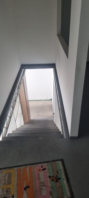 ZADAR, NOVI BOKANJAC - Magazzino e locali commerciali in vendita!