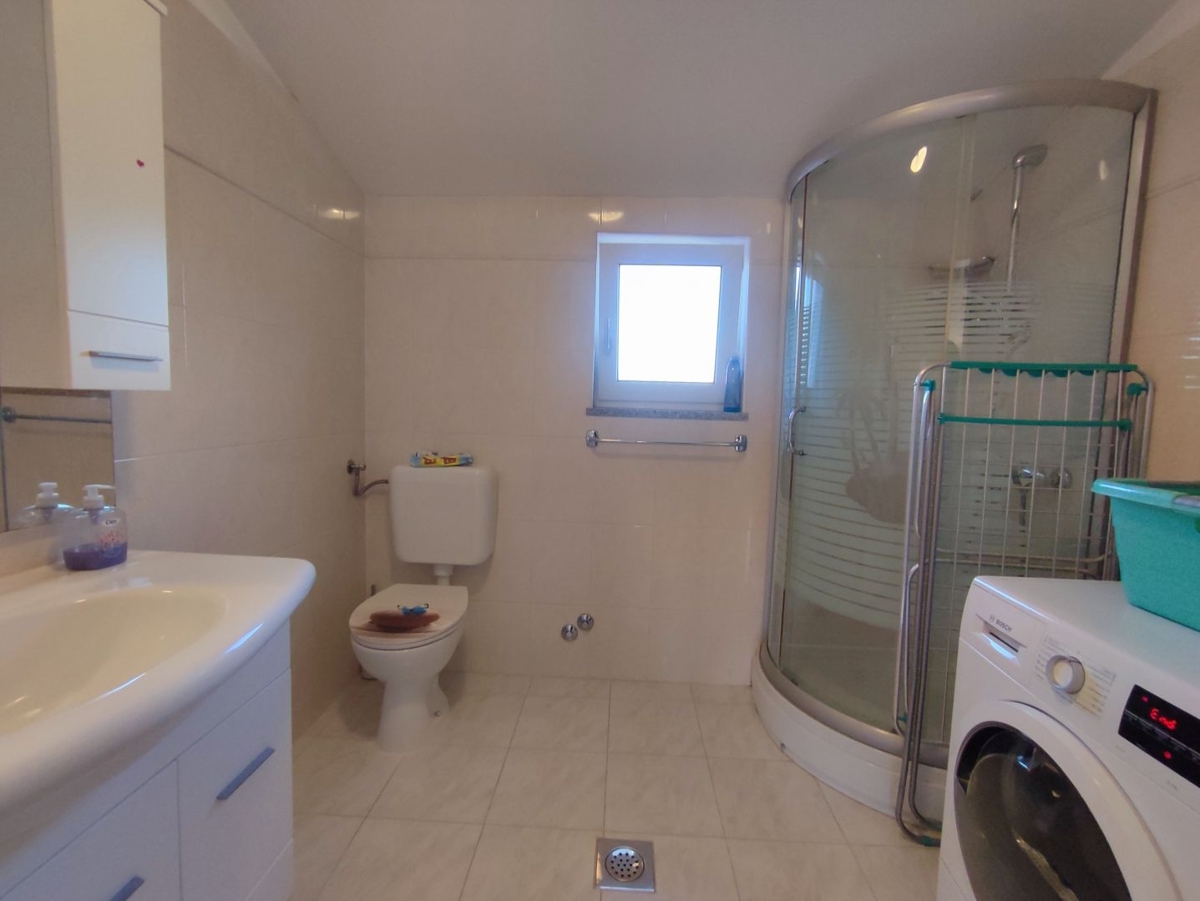 ISTRIA, POLA - Casa familiare in posizione tranquilla