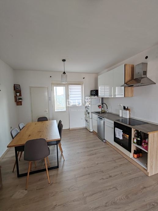 ISTRIA, UMAG - Appartamento con 2 camere da letto + soggiorno, a 200 metri dal mare