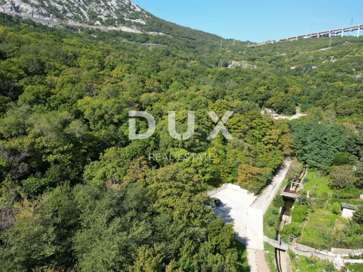 BAKAR, CENTRO - terreno edificabile nel cuore di Bakar, 1.300 m2 con vista mare, ideale per la costruzione di un edificio residenziale - appartamenti / casa unifamiliare / villa! UN'OCCASIONE IMPERDIBILE!