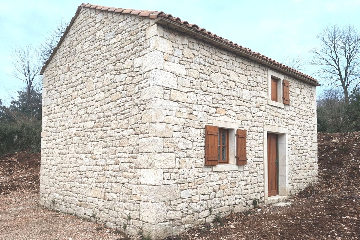 ISTRIA, RAKALJ - Casa istriana indipendente in pietra, con cortile e vista mare.