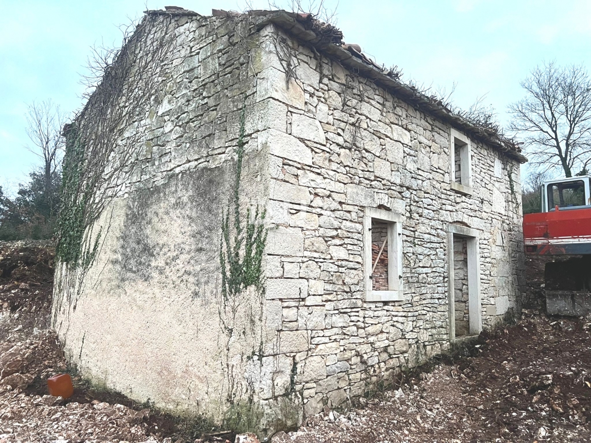 ISTRIA, RAKALJ - Casa istriana indipendente in pietra, con cortile e vista mare.