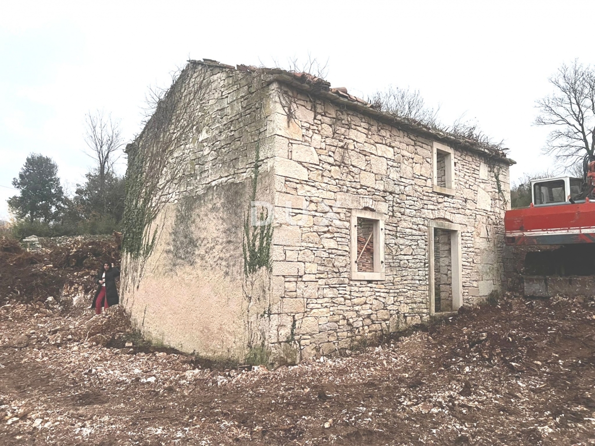 ISTRIA, RAKALJ - Casa istriana indipendente in pietra, con cortile e vista mare.