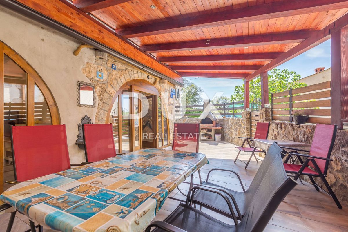 ISOLA DI KRK, PINEZIĆI - Case in pietra in fila con vista panoramica sul mare