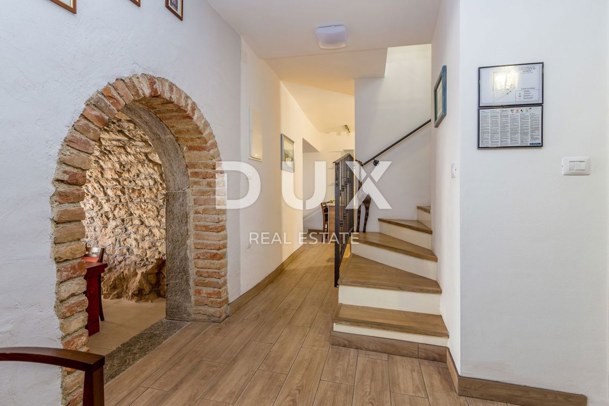 ISOLA DI KRK, PINEZIĆI - Case in pietra in fila con vista panoramica sul mare