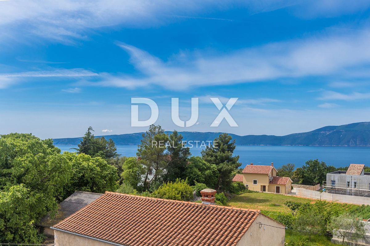 ISOLA DI KRK, PINEZIĆI - Case in pietra in fila con vista panoramica sul mare