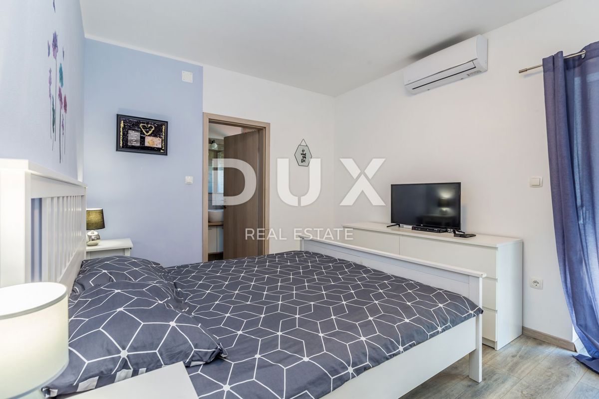 ISOLA DI KRK, PINEZIĆI - Case in pietra in fila con vista panoramica sul mare