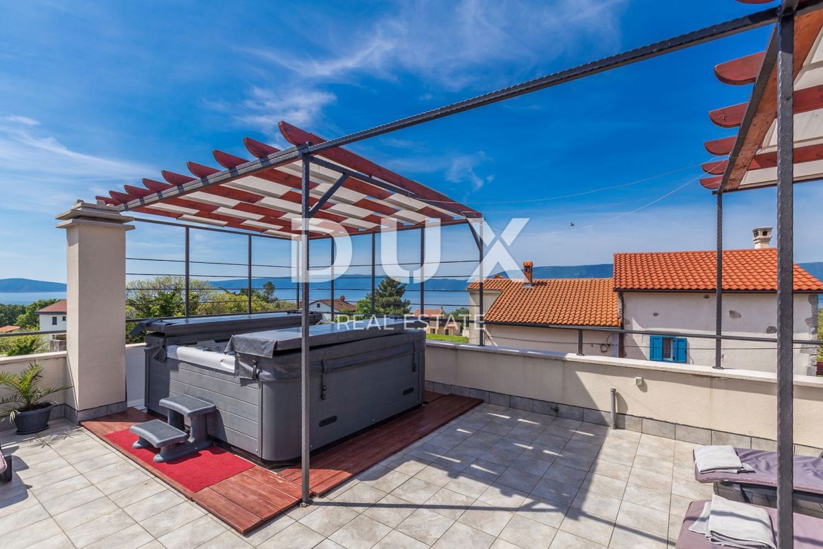 ISOLA DI KRK, PINEZIĆI - Case in pietra in fila con vista panoramica sul mare