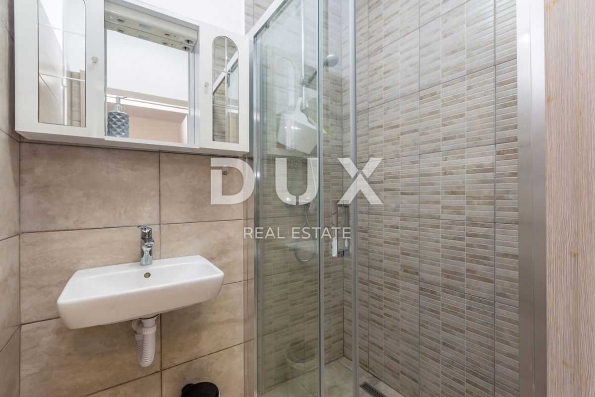 ISOLA DI KRK, PINEZIĆI - Case in pietra in fila con vista panoramica sul mare