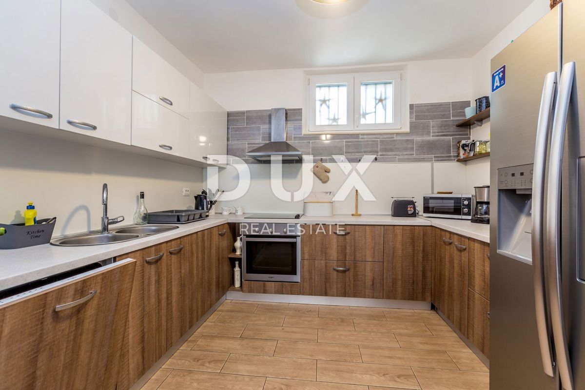 ISOLA DI KRK, PINEZIĆI - Case in pietra in fila con vista panoramica sul mare