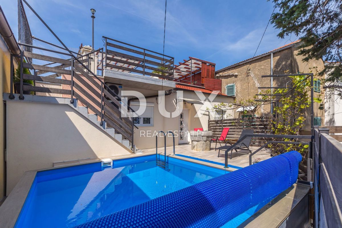 ISOLA DI KRK, PINEZIĆI - Case in pietra in fila con vista panoramica sul mare