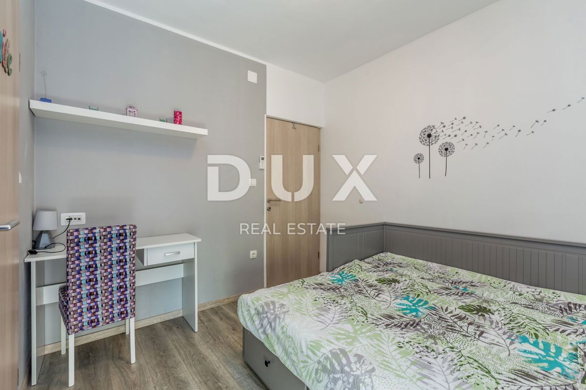 ISOLA DI KRK, PINEZIĆI - Case in pietra in fila con vista panoramica sul mare