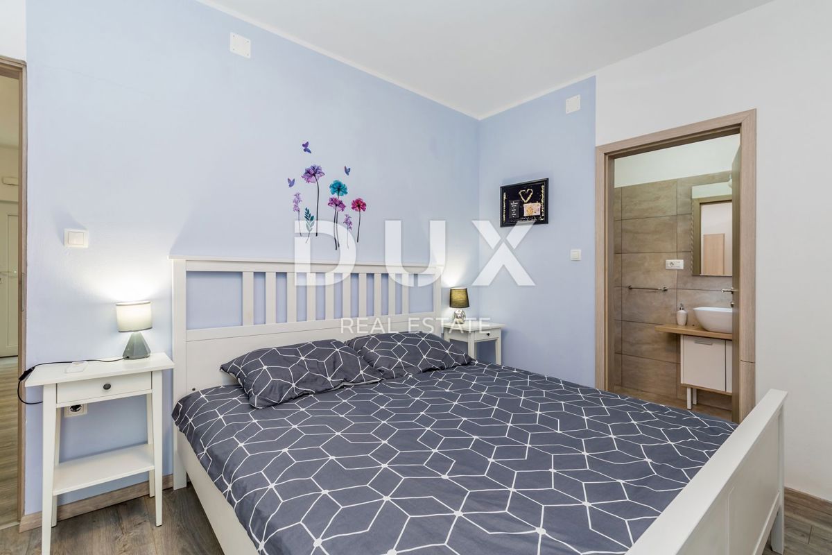 ISOLA DI KRK, PINEZIĆI - Case in pietra in fila con vista panoramica sul mare