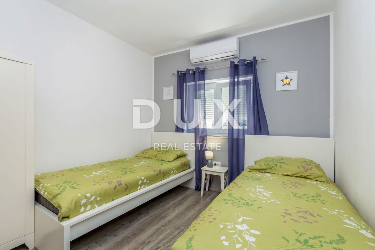 ISOLA DI KRK, PINEZIĆI - Case in pietra in fila con vista panoramica sul mare