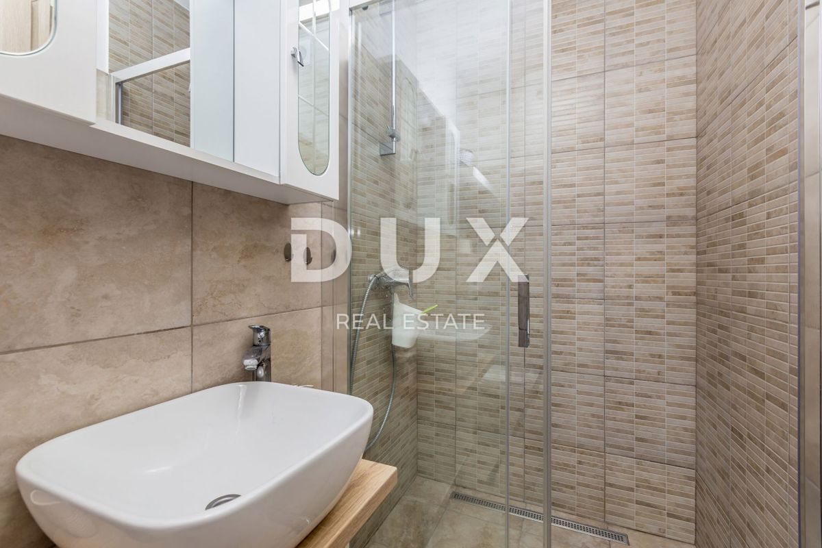 ISOLA DI KRK, PINEZIĆI - Case in pietra in fila con vista panoramica sul mare