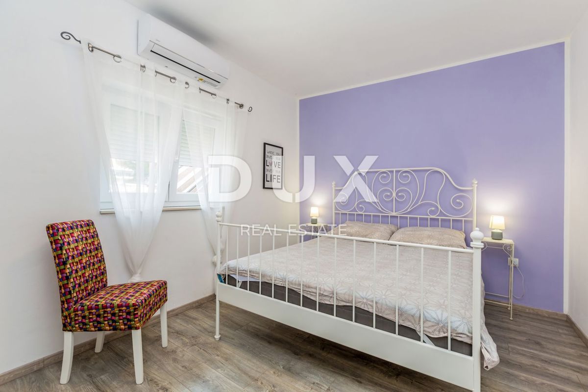 ISOLA DI KRK, PINEZIĆI - Case in pietra in fila con vista panoramica sul mare