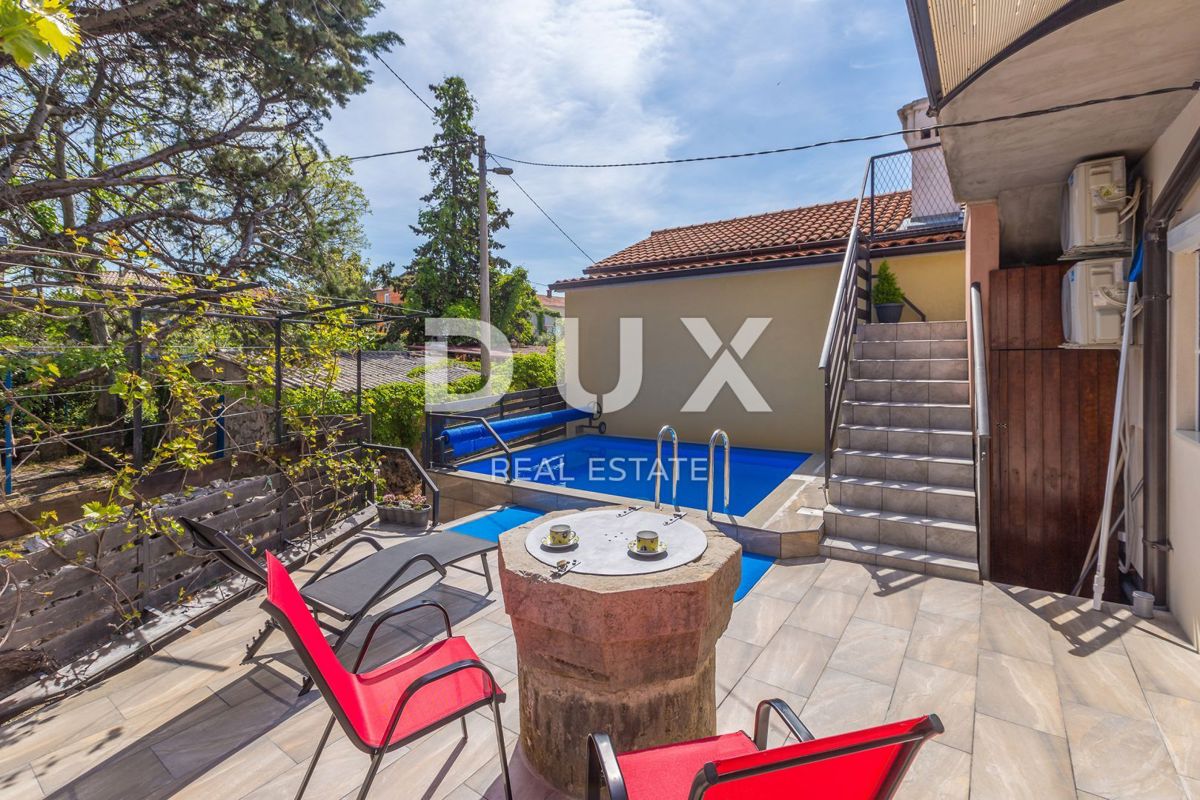 ISOLA DI KRK, PINEZIĆI - Case in pietra in fila con vista panoramica sul mare