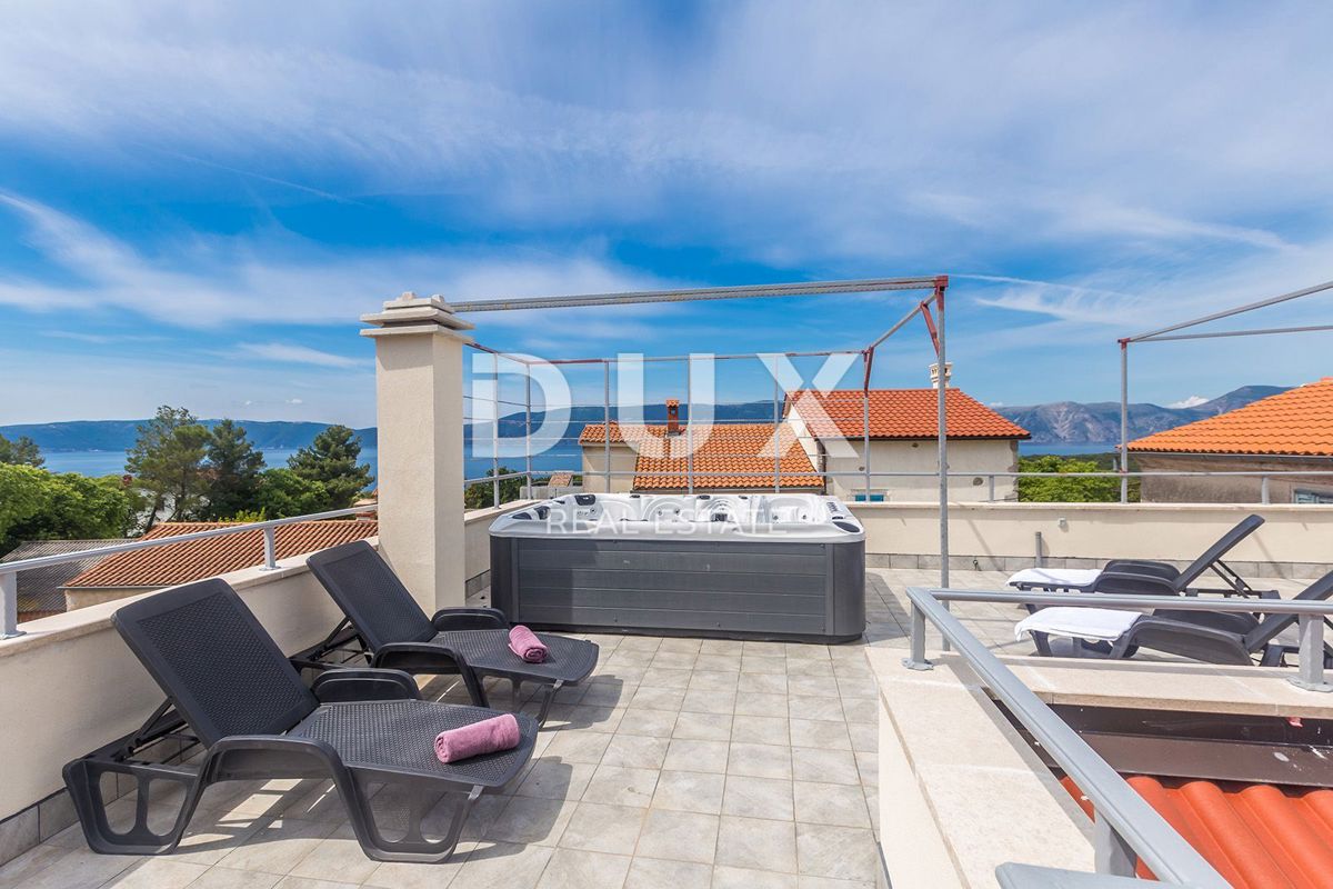 ISOLA DI KRK, PINEZIĆI - Case in pietra in fila con vista panoramica sul mare