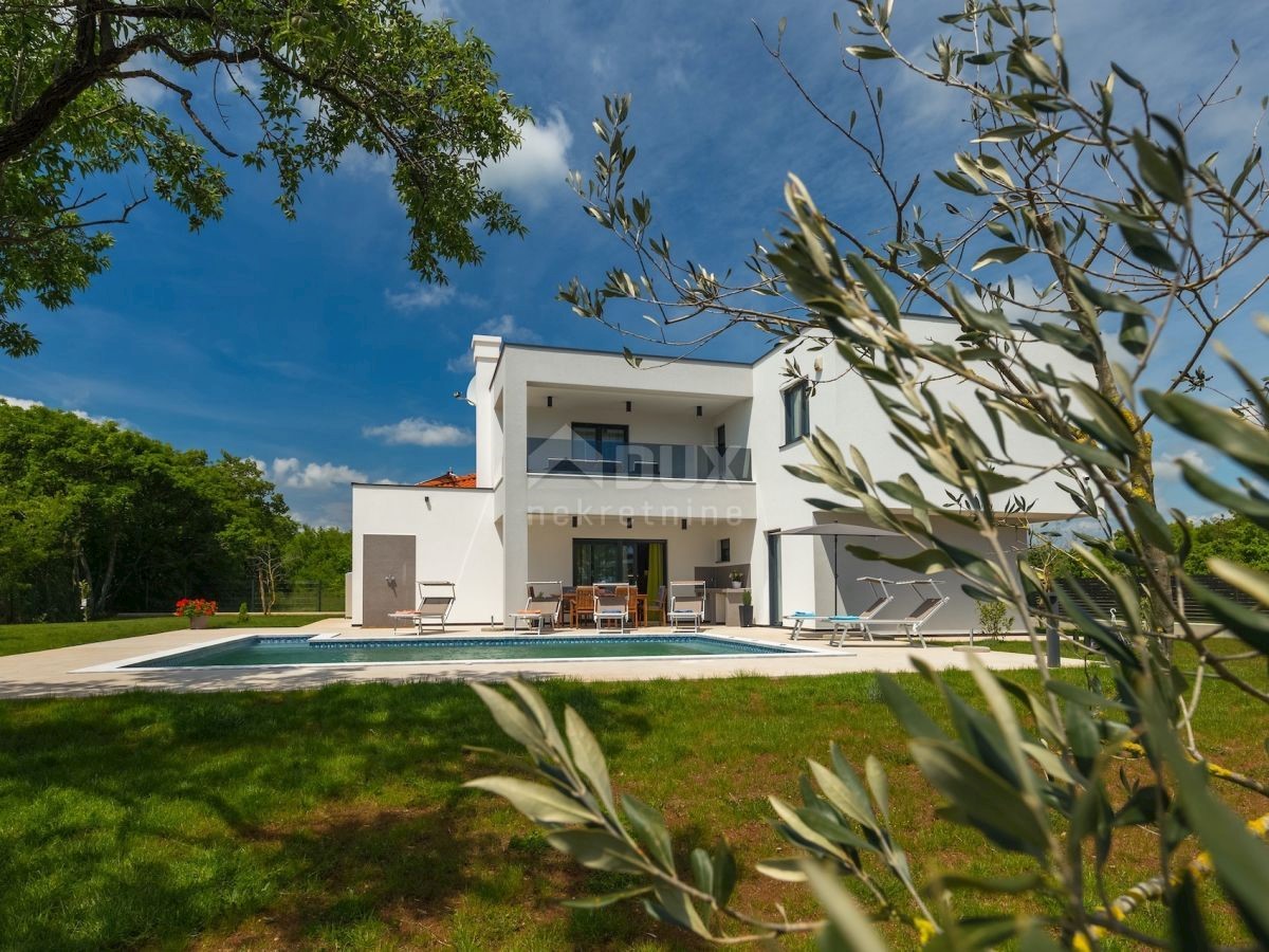 ISTRIA, PULA - Villa moderna con piscina