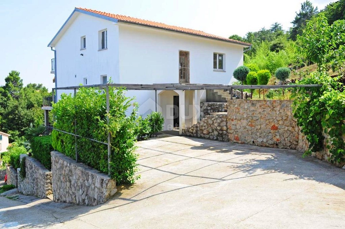 ISTRIA, RABAC - Una casa spaziosa con vista sul mare