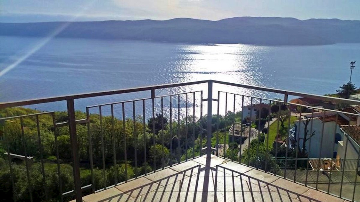 ISTRIA, RABAC - Una casa spaziosa con vista sul mare