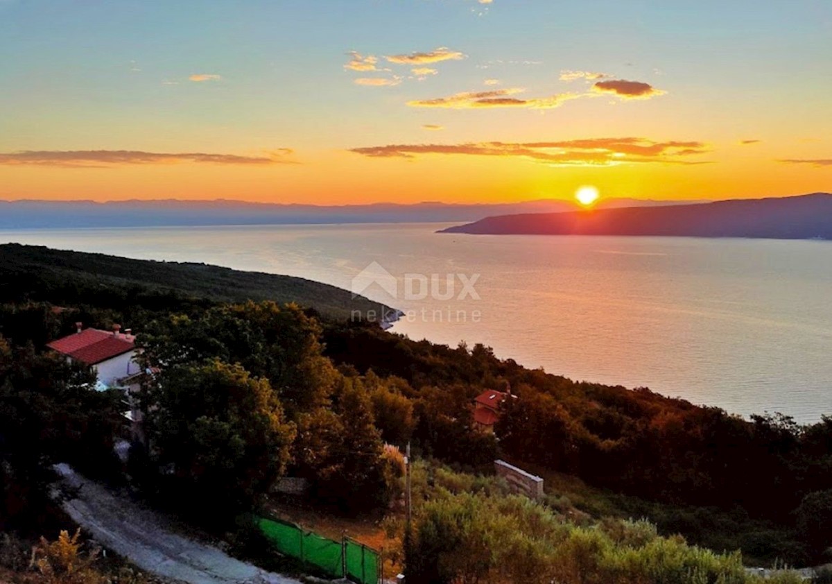 ISTRIA, RABAC - Una casa spaziosa con vista sul mare