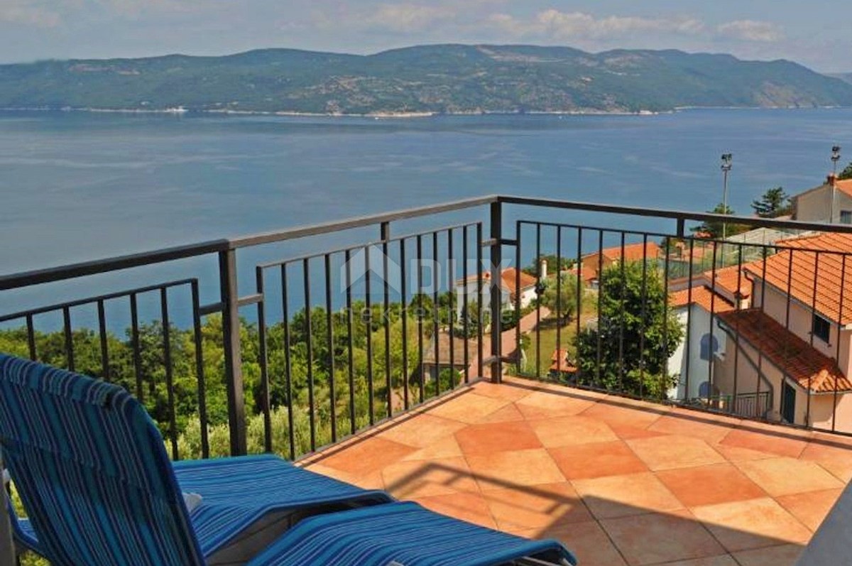 ISTRIA, RABAC - Una casa spaziosa con vista sul mare