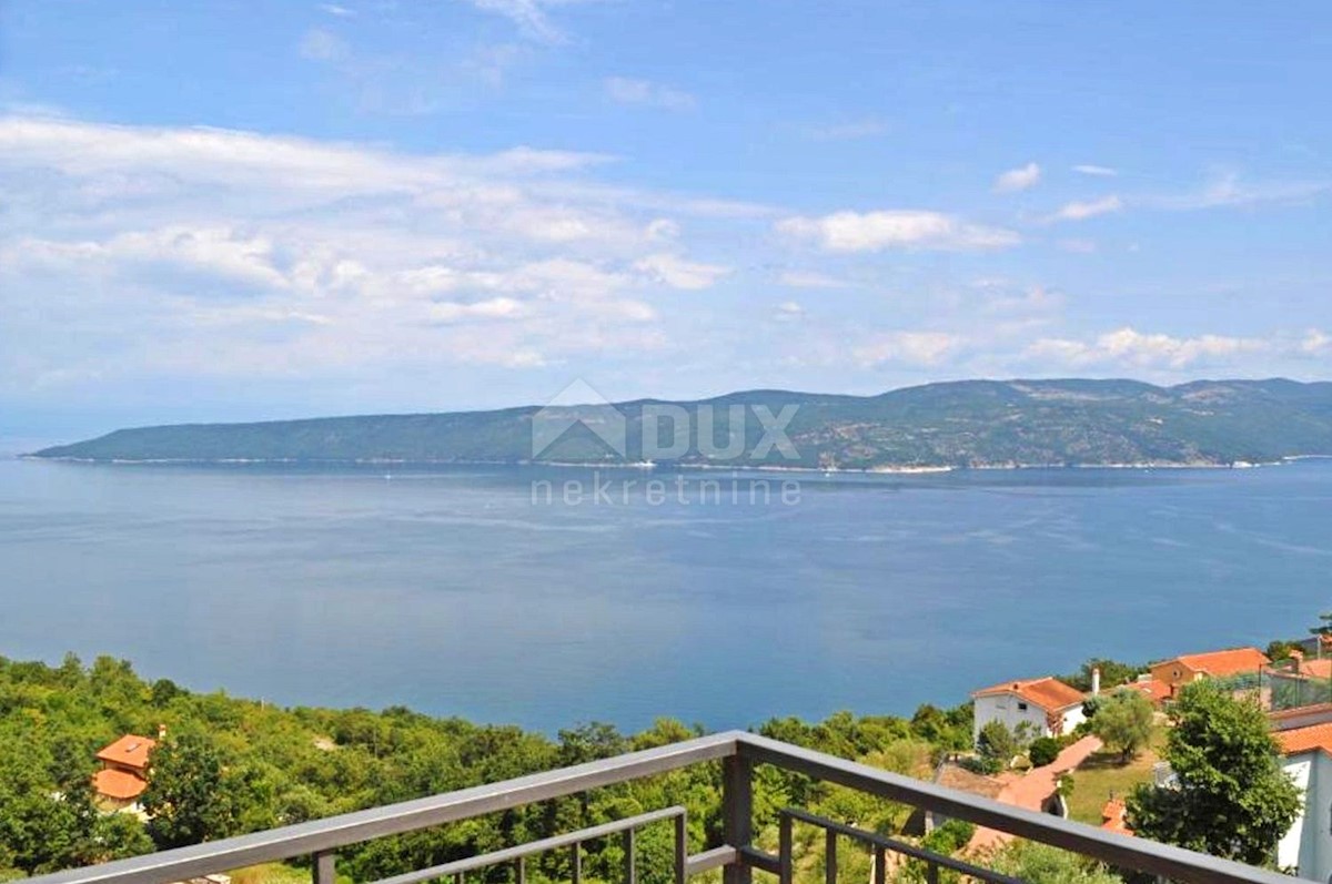 ISTRIA, RABAC - Una casa spaziosa con vista sul mare