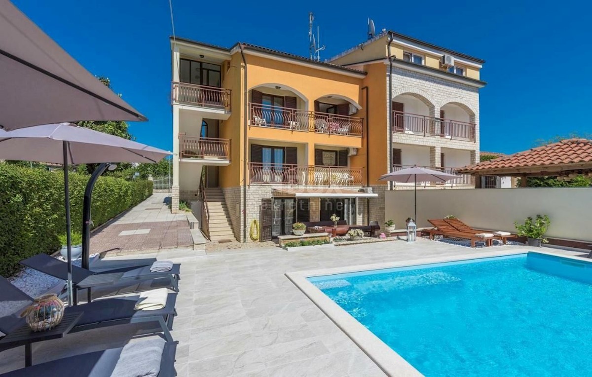 ISTRIA, POREČ - Palazzina vicino al mare con vista sul mare