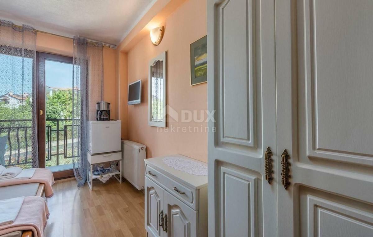 ISTRIA, POREČ - Palazzina vicino al mare con vista sul mare