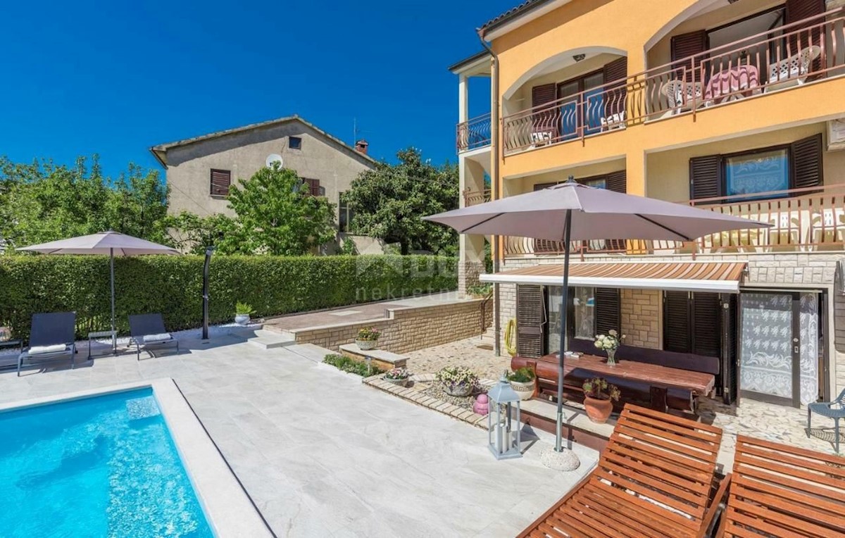 ISTRIA, POREČ - Palazzina vicino al mare con vista sul mare