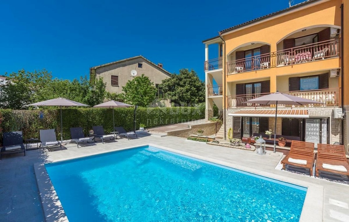 ISTRIA, POREČ - Palazzina vicino al mare con vista sul mare