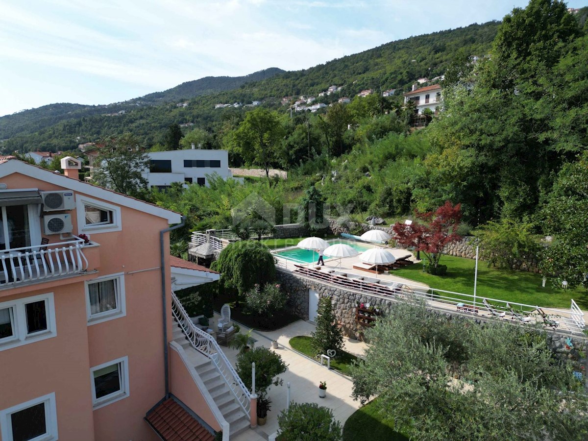 OPATIJA, LOVRAN- Condominio di 700m2 con piscina + 6000m2 di terreno con progetto per un centro benessere con 28 camere