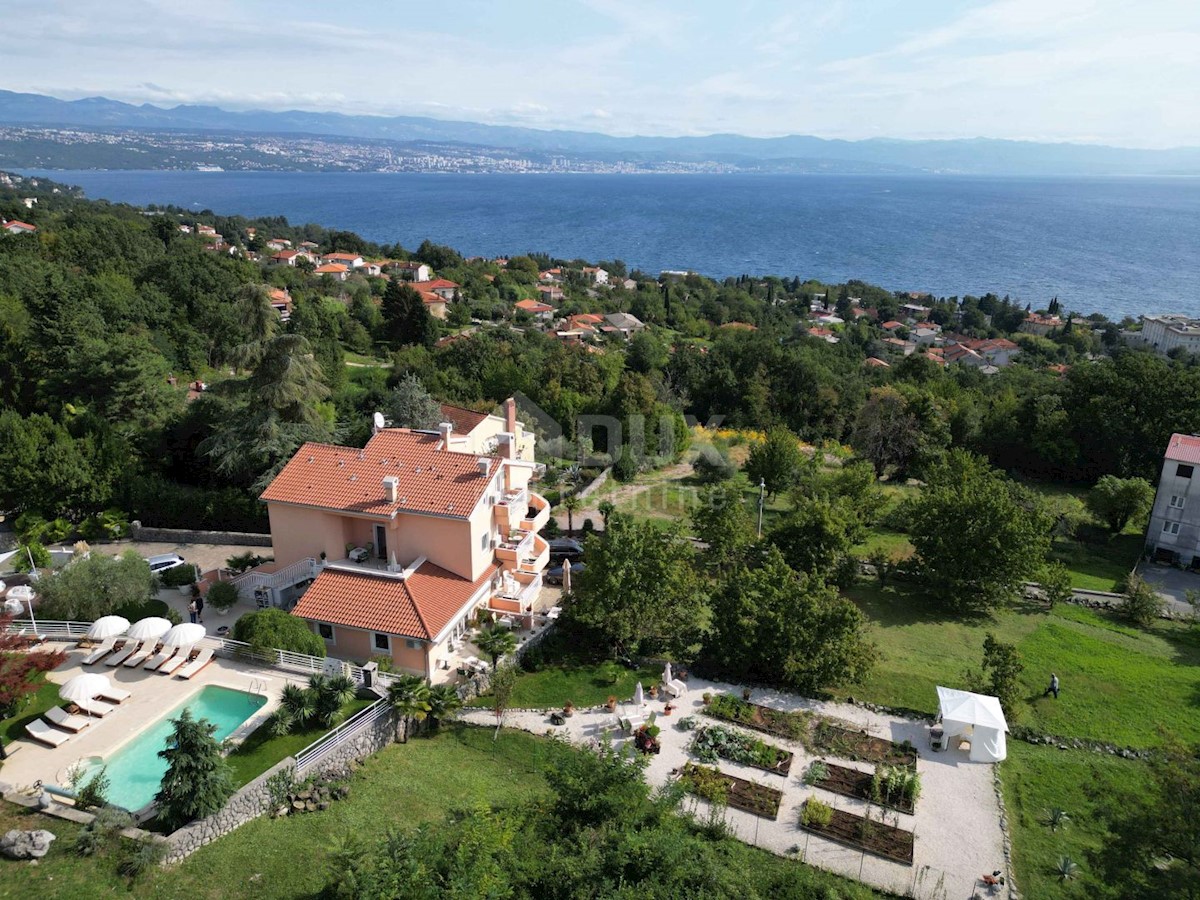 OPATIJA, LOVRAN- Condominio di 700m2 con piscina + 6000m2 di terreno con progetto per un centro benessere con 28 camere