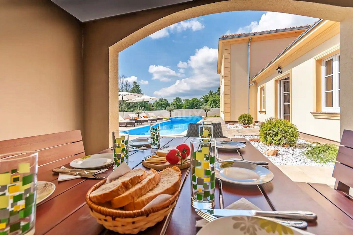 ISTRIA, BARBAN - Elegante casa con piscina