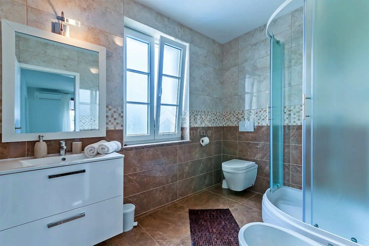 ISTRIA, BARBAN - Elegante casa con piscina