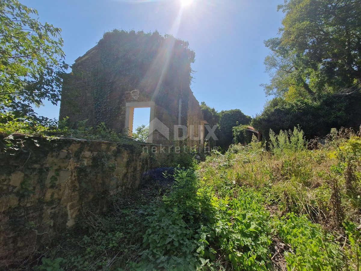 ISTRIA, OPRTALJ - Antica casa in pietra con vista panoramica sul verde