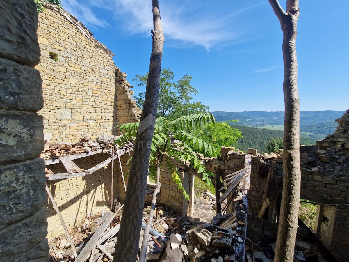 ISTRIA, OPRTALJ - Antica casa in pietra con vista panoramica sul verde
