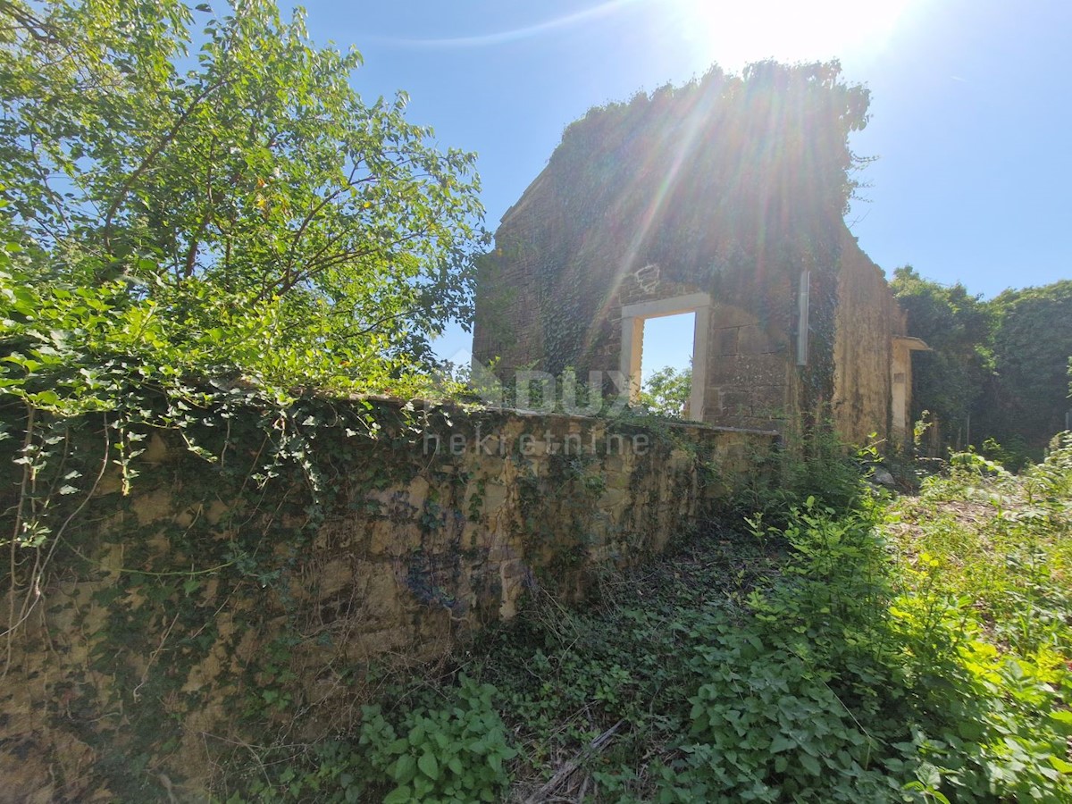 ISTRIA, OPRTALJ - Antica casa in pietra con vista panoramica sul verde
