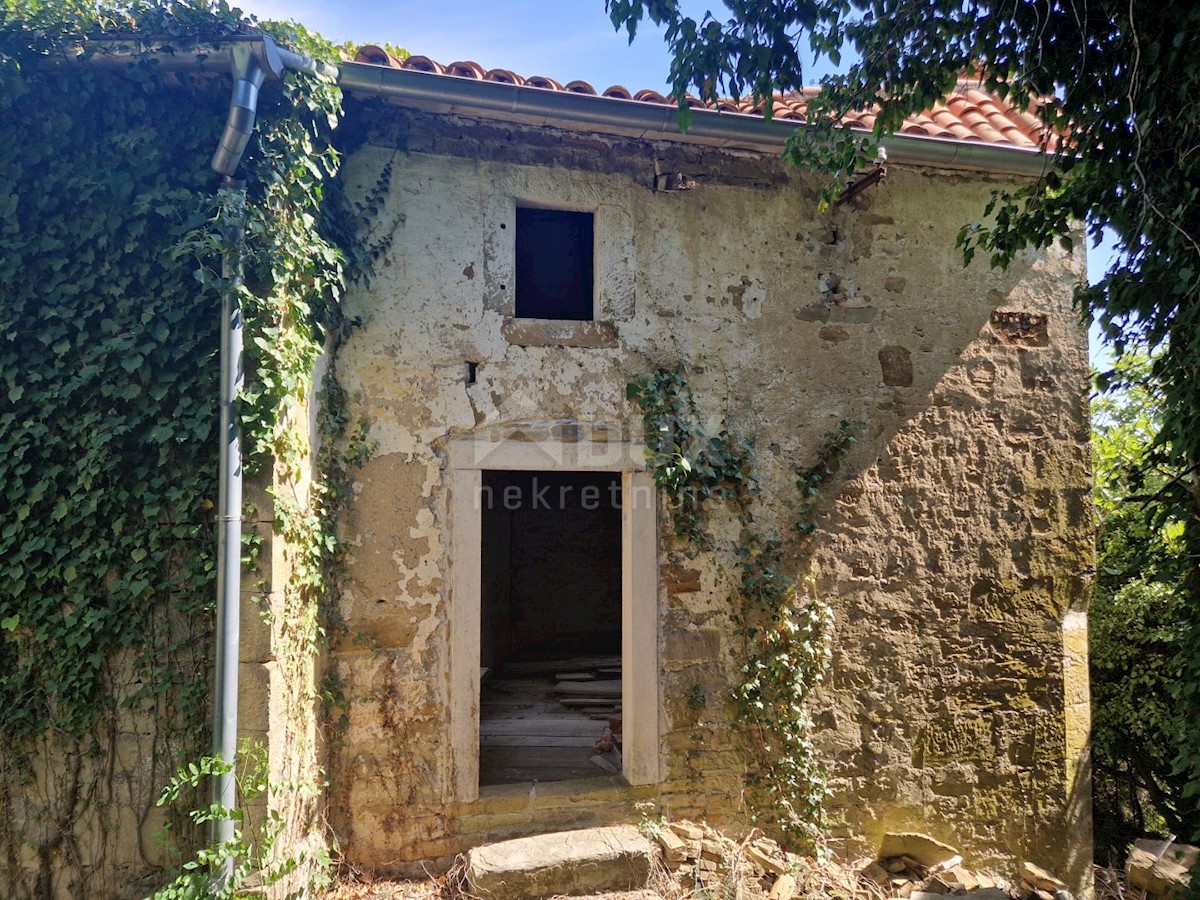 ISTRIA, OPRTALJ - Antica casa in pietra con vista panoramica sul verde