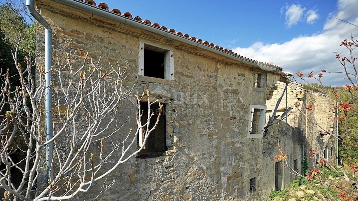 ISTRIA, OPRTALJ - Antica casa in pietra con vista panoramica sul verde
