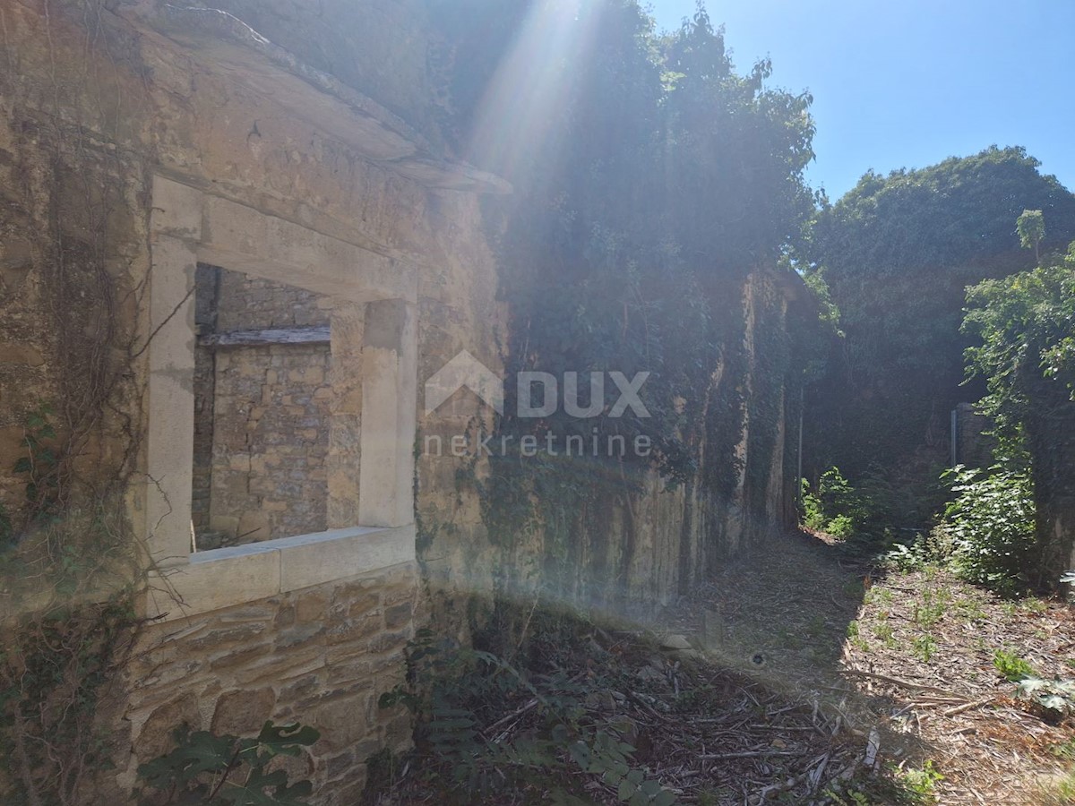 ISTRIA, OPRTALJ - Antica casa in pietra con vista panoramica sul verde