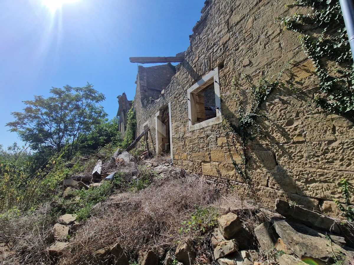ISTRIA, OPRTALJ - Antica casa in pietra con vista panoramica sul verde