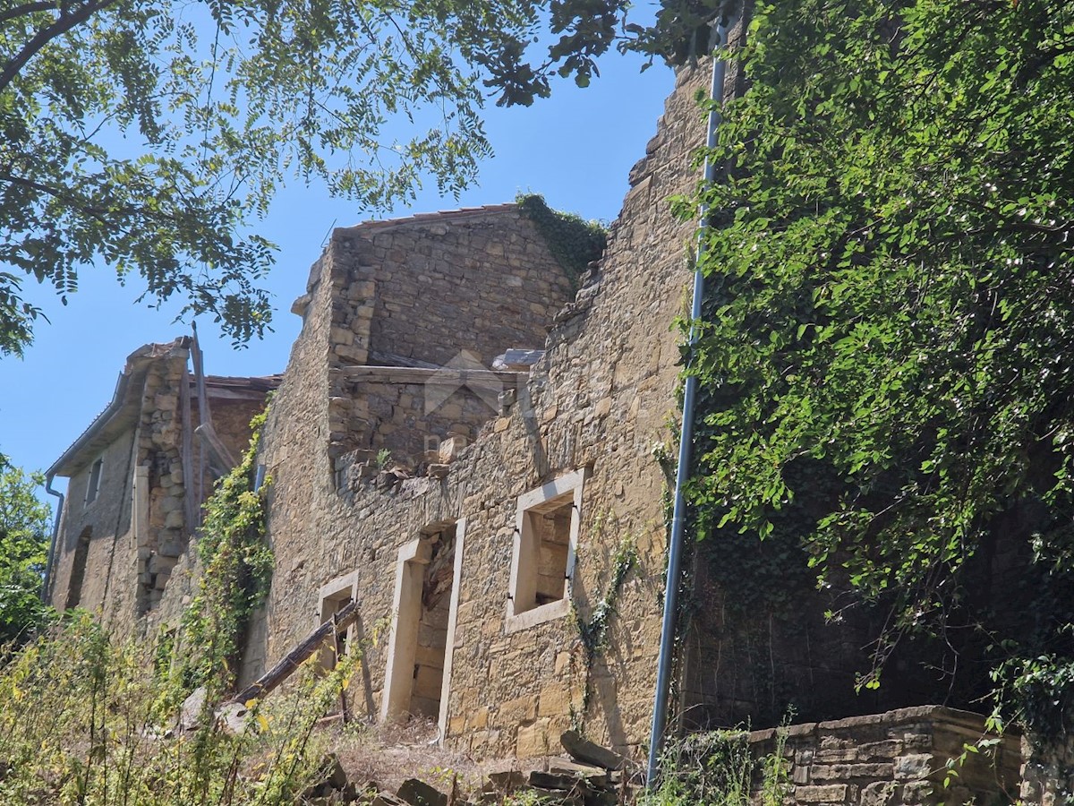 ISTRIA, OPRTALJ - Antica casa in pietra con vista panoramica sul verde
