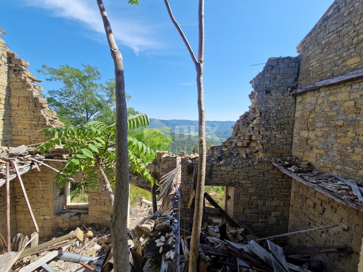 ISTRIA, OPRTALJ - Antica casa in pietra con vista panoramica sul verde