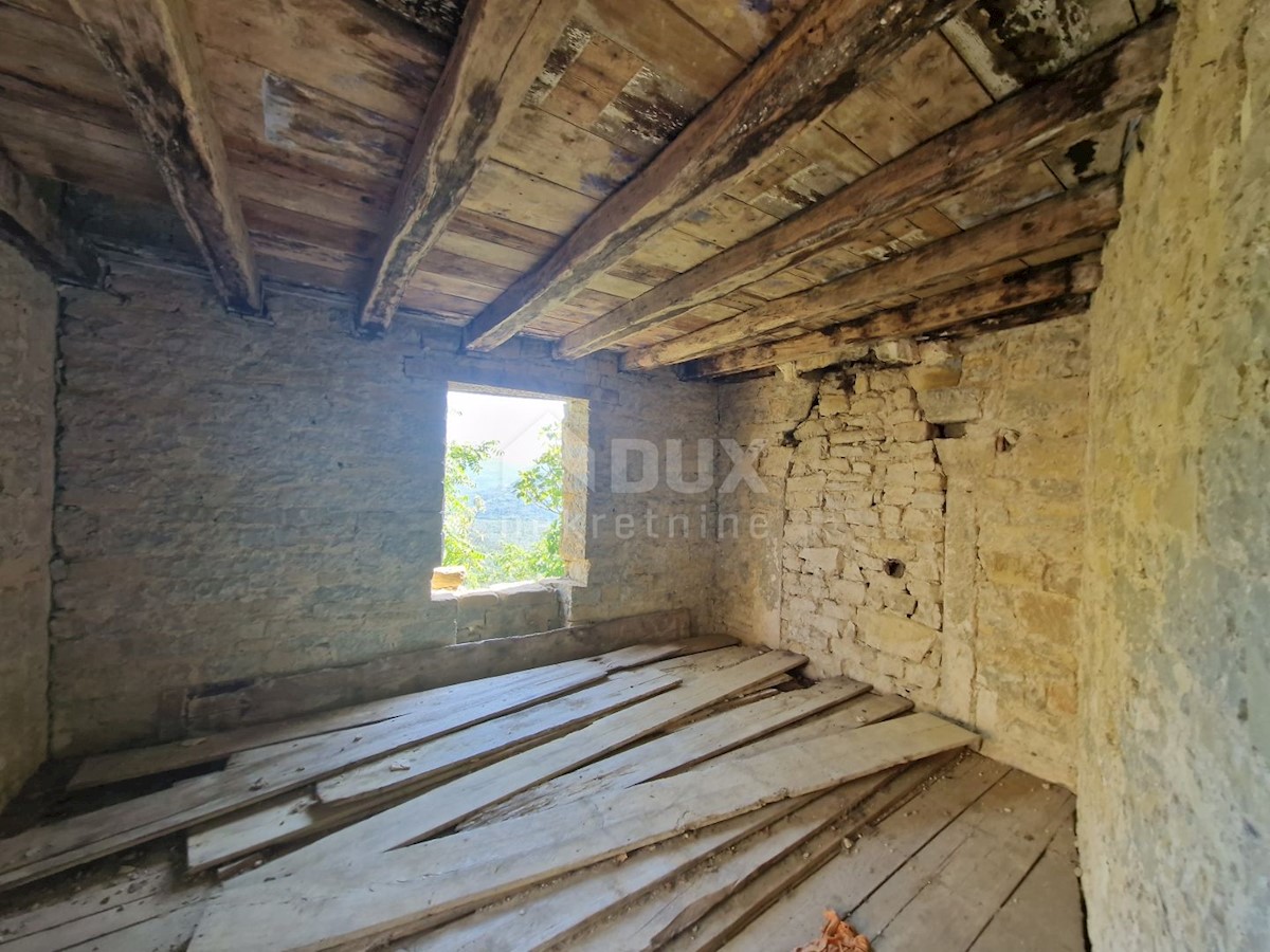 ISTRIA, OPRTALJ - Antica casa in pietra con vista panoramica sul verde
