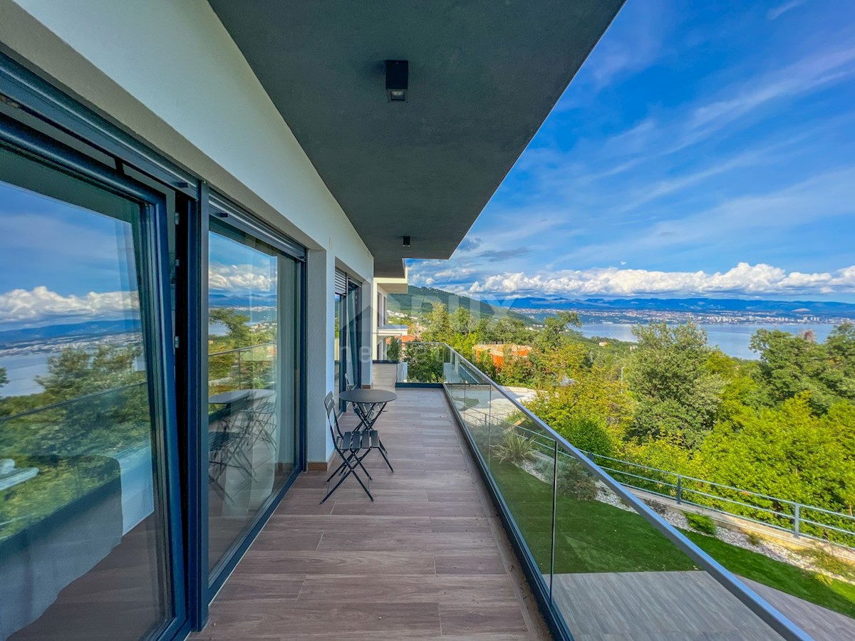 OPATIJA, LOVRAN - villa moderna recentemente arredata 400m2 con piscina vicino a Opatija, vista panoramica sul mare